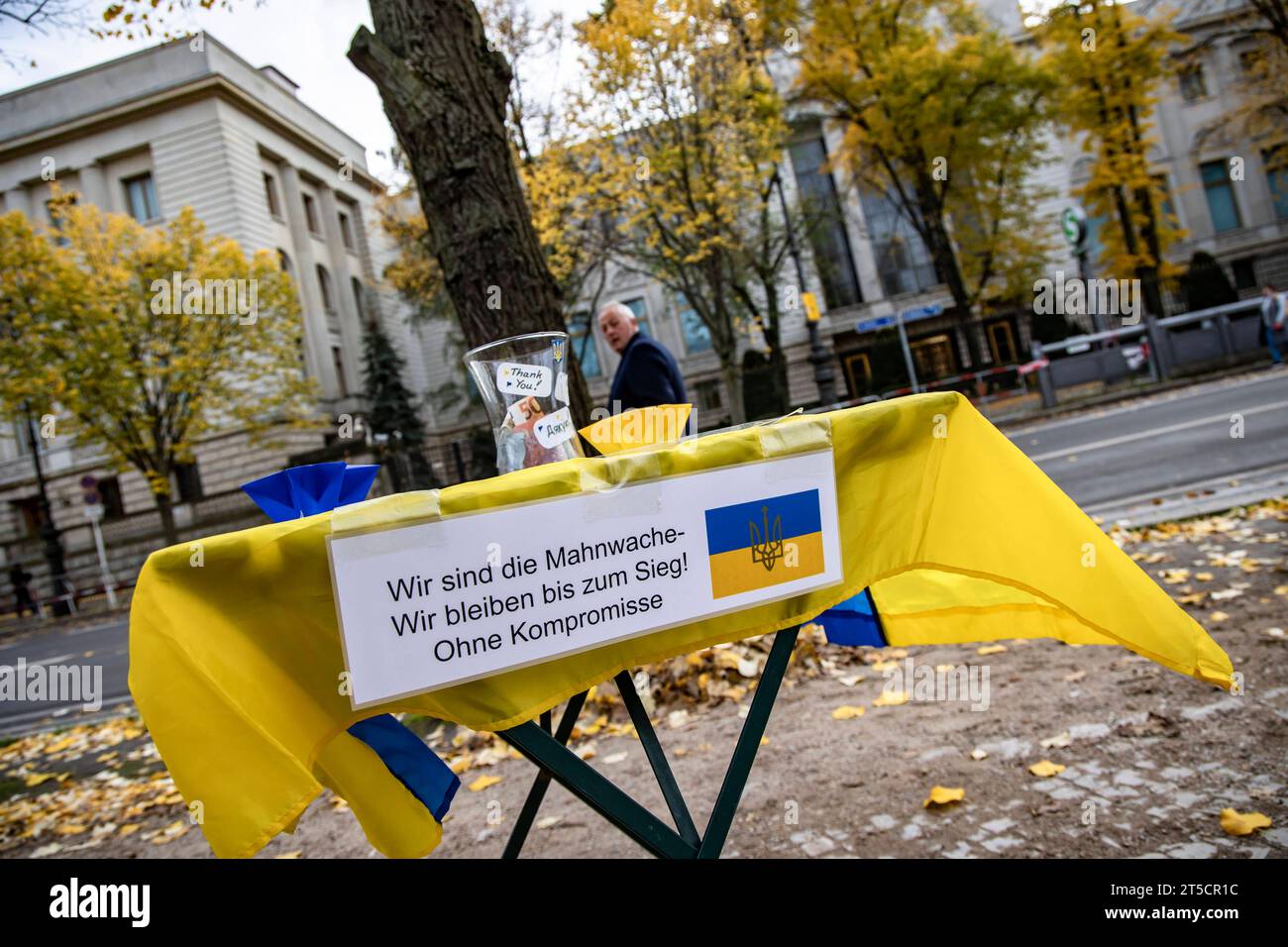 Menschen nehmen dem ersten internationalen Gedenktag für Ukrainische