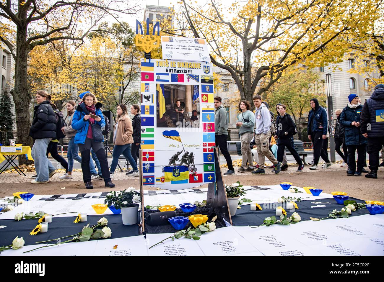 Menschen nehmen dem ersten internationalen Gedenktag für Ukrainische