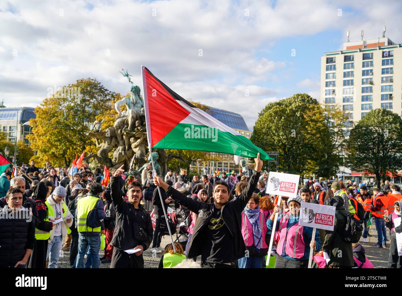 Pro-palästinensische und linksradikale Vereine demonstrieren am Neptunbrunnen beim Alexanderplatz in Berlin-Mitte. Der Demonstrationszug führte unter Stock Photo