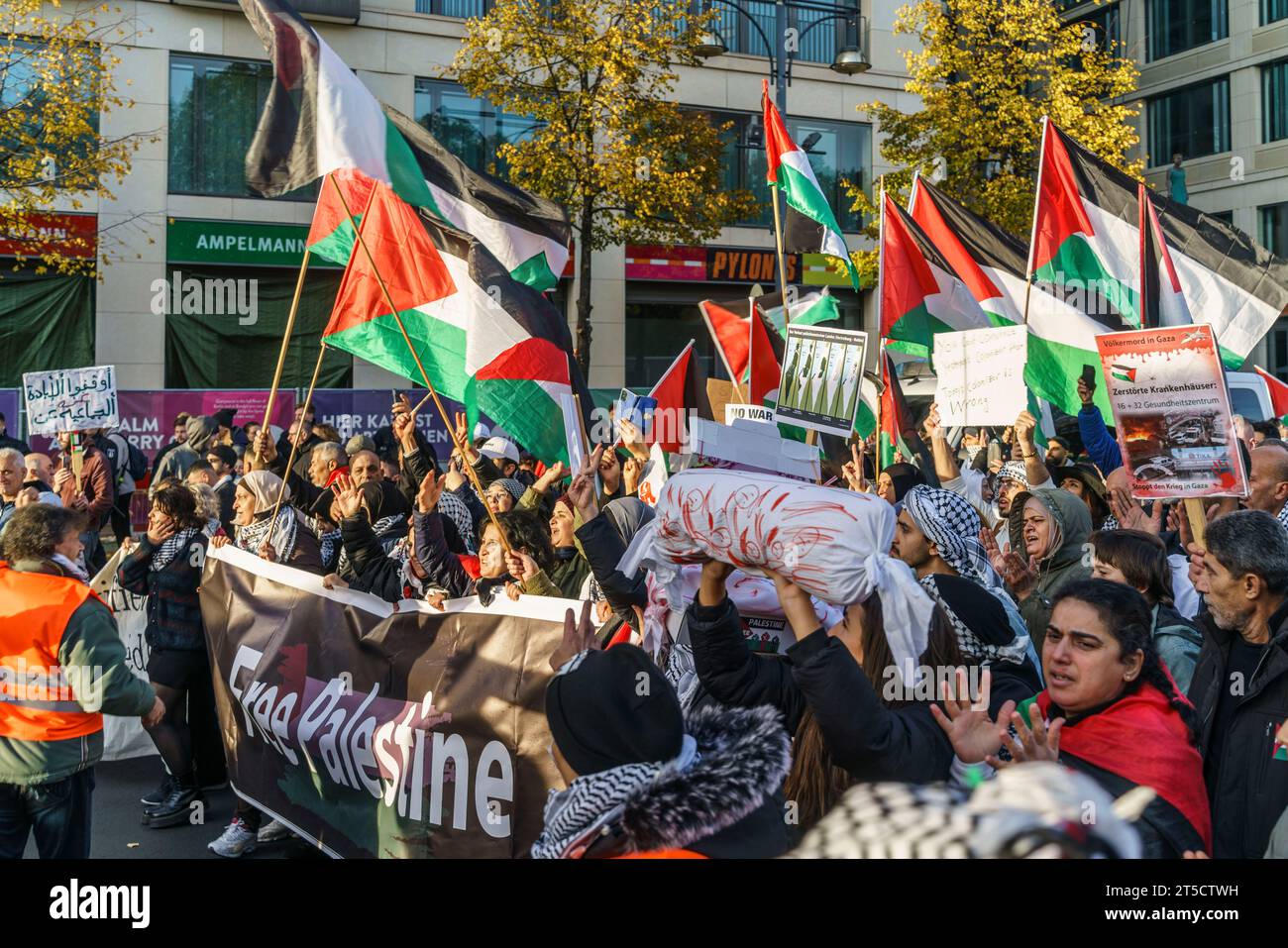 Pro-palästinensische und linksradikale Vereine demonstrieren in Berlin-Mitte. Der Demonstrationszug führte unter strengen Auflagen über Unter den Lind Stock Photo