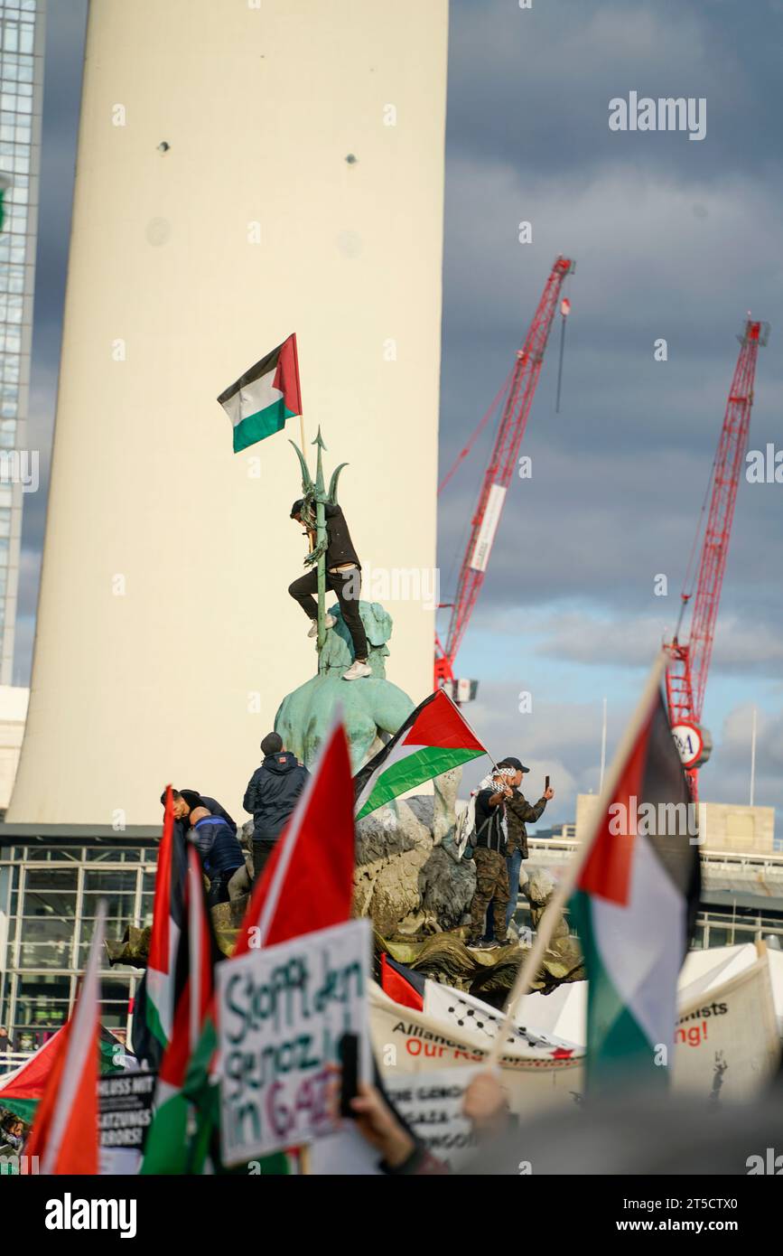 Pro-palästinensische und linksradikale Vereine demonstrieren am Neptunbrunnen beim Alexanderplatz in Berlin-Mitte. Der Demonstrationszug führte unter Stock Photo