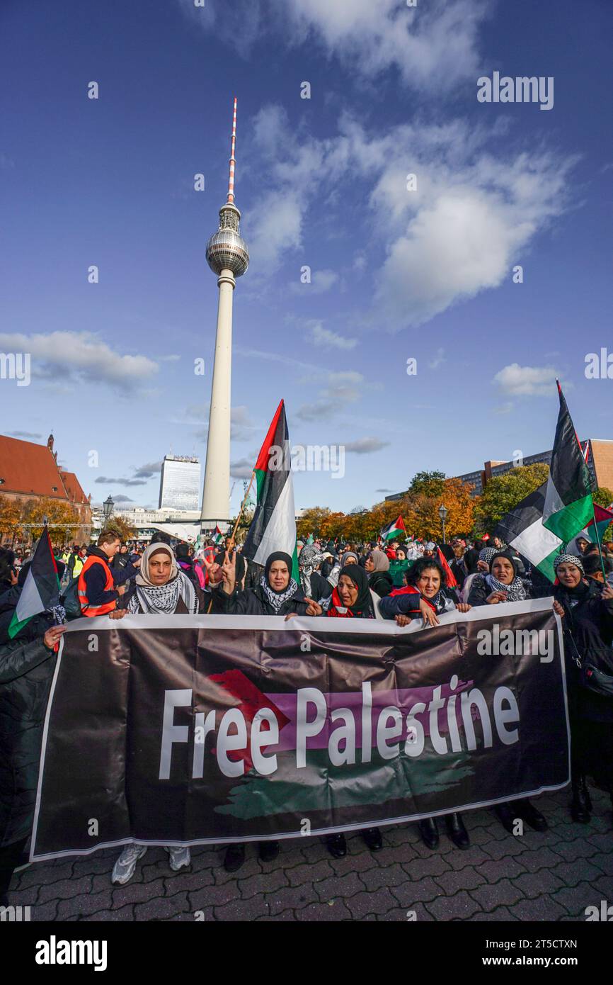Pro-palästinensische und linksradikale Vereine demonstrieren am Neptunbrunnen beim Alexanderplatz in Berlin-Mitte. Der Demonstrationszug führte unter Stock Photo