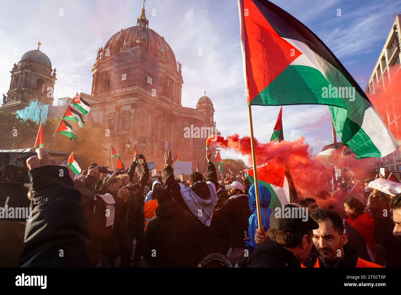 Pro-palästinensische und linksradikale Vereine demonstrieren Alexanderplatz in Berlin-Mitte. Der Demonstrationszug führte unter strengen Auflagen über Stock Photo