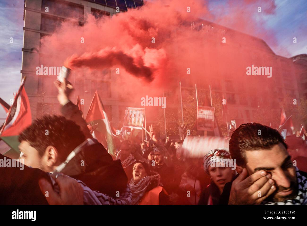 Pro-palästinensische und linksradikale Vereine demonstrieren Alexanderplatz in Berlin-Mitte. Der Demonstrationszug führte unter strengen Auflagen über Stock Photo