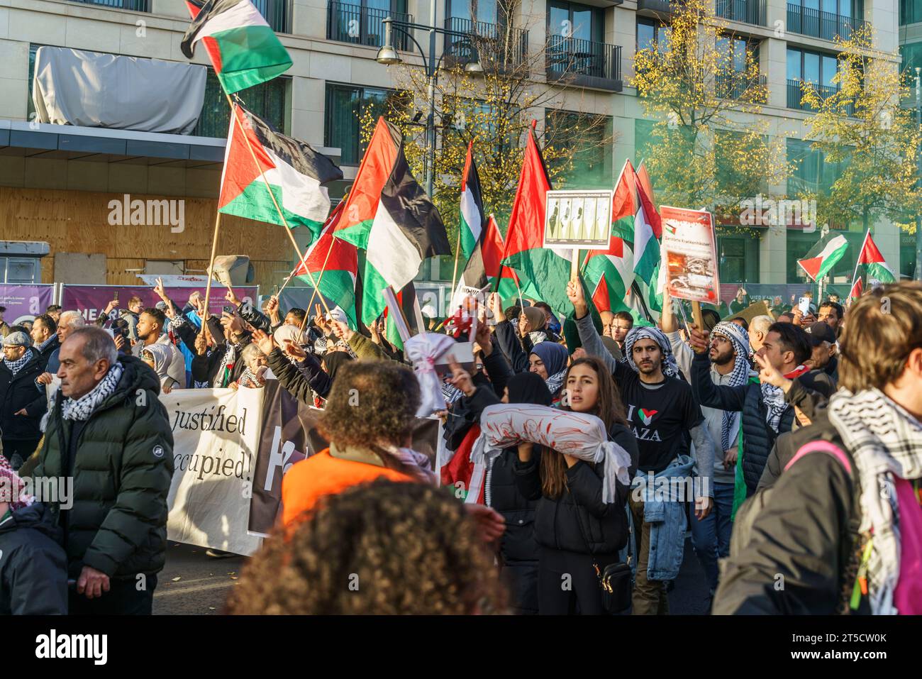 Pro-palästinensische und linksradikale Vereine demonstrieren in Berlin-Mitte. Der Demonstrationszug führte unter strengen Auflagen über Unter den Lind Stock Photo