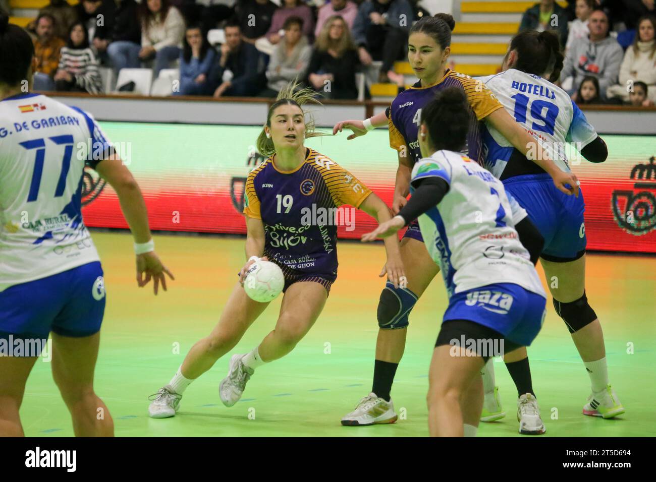 Gijon, Spain, 04th November, 2023: The player of Motive.co Gijon Handball La Calzada, Marta da Silva (19) with the ball against several rivals during the 10th Matchday of the Liga Guerreras Iberdrola 2023-24 between Motive.co Gijon La Calzada Handball and the Caja Rural Aula Valladolid, on November 4, 2023, in the Arena Pavilion, in Gijon, Spain. Credit: Alberto Brevers / Alamy Live News. Stock Photo