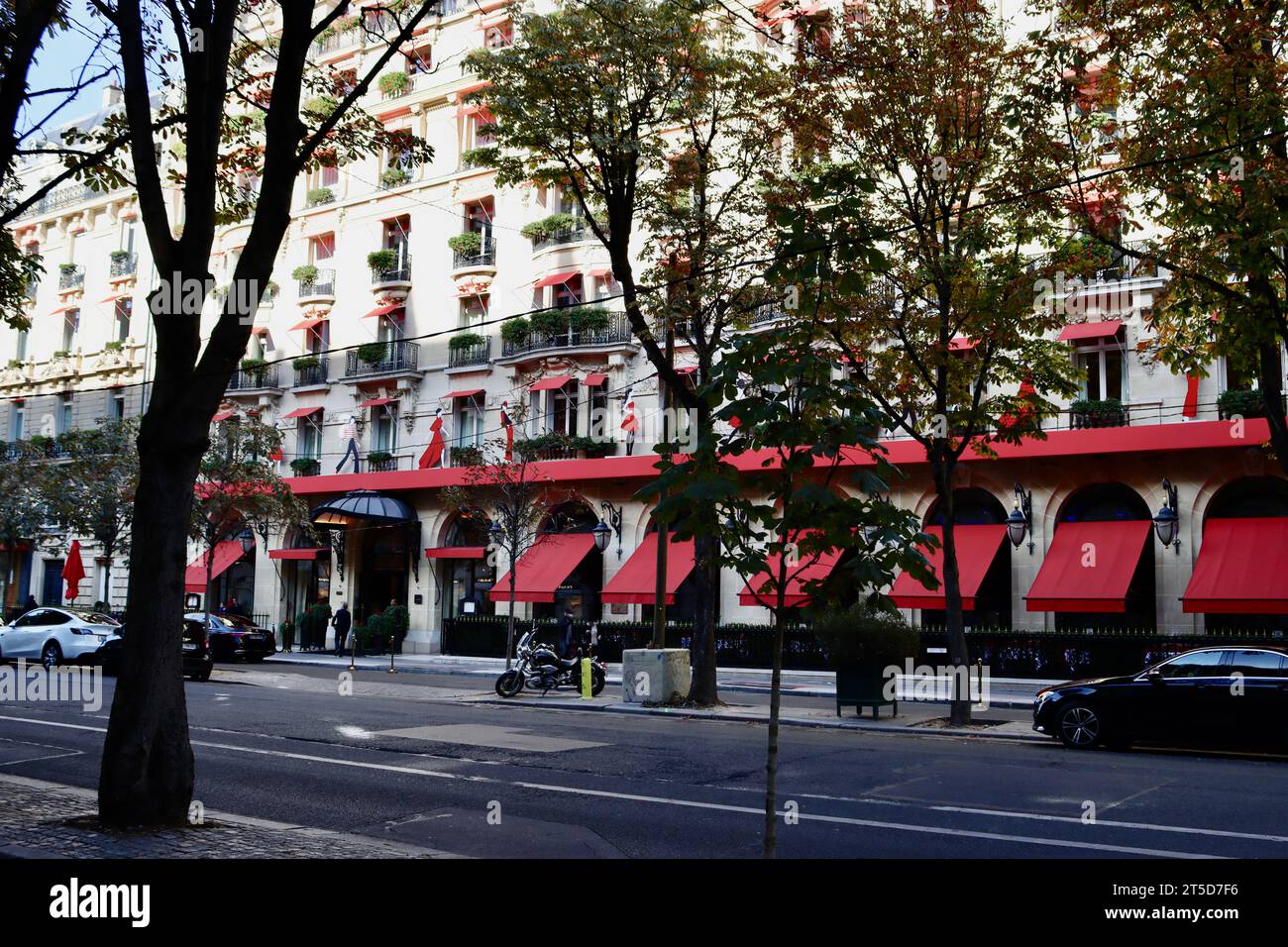 HÔTEL PLAZA ATHÉNÉE on Avenue Montaigne in Paris. France Stock Photo