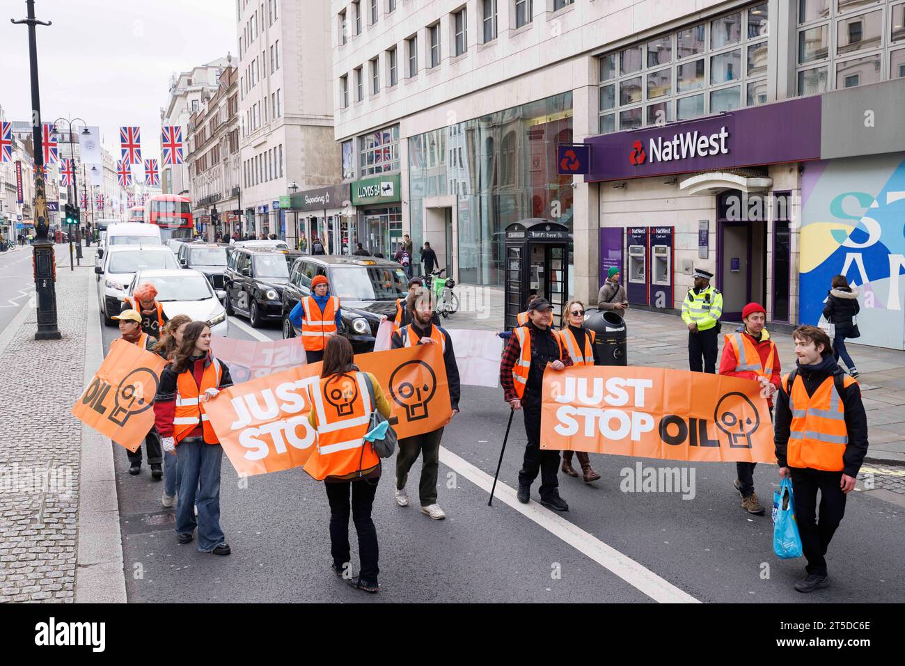 Stop oil activists protesting hi-res stock photography and images - Alamy
