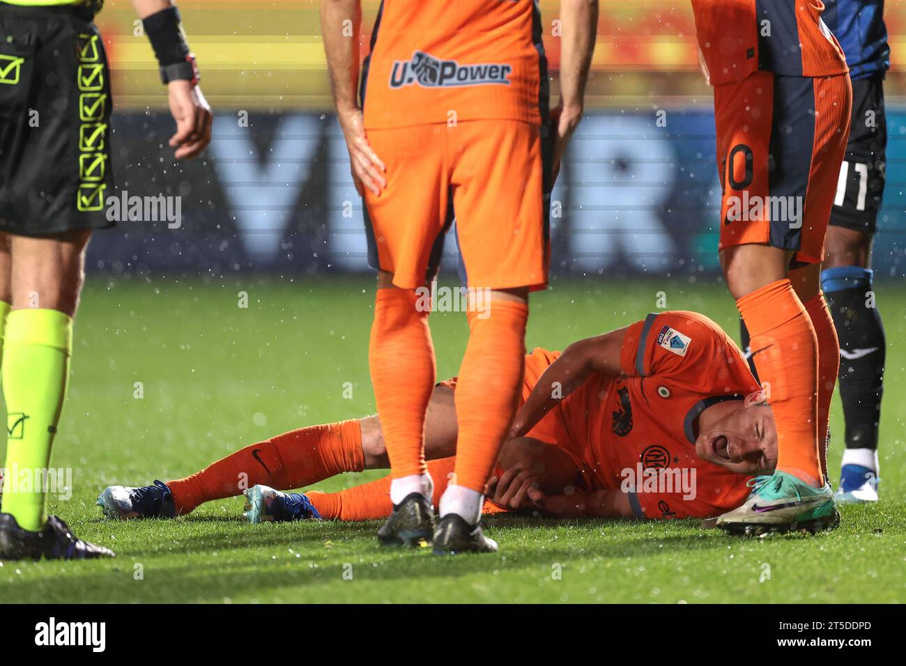 Bergamo, Italy. 4th Nov, 2023. Benjamin Pavard of FC Internazionale rolls around in agony after dislocating his patella during the Serie A match at Gewiss Stadium, Bergamo. Picture credit should read: Jonathan Moscrop/Sportimage Credit: Sportimage Ltd/Alamy Live News Stock Photo