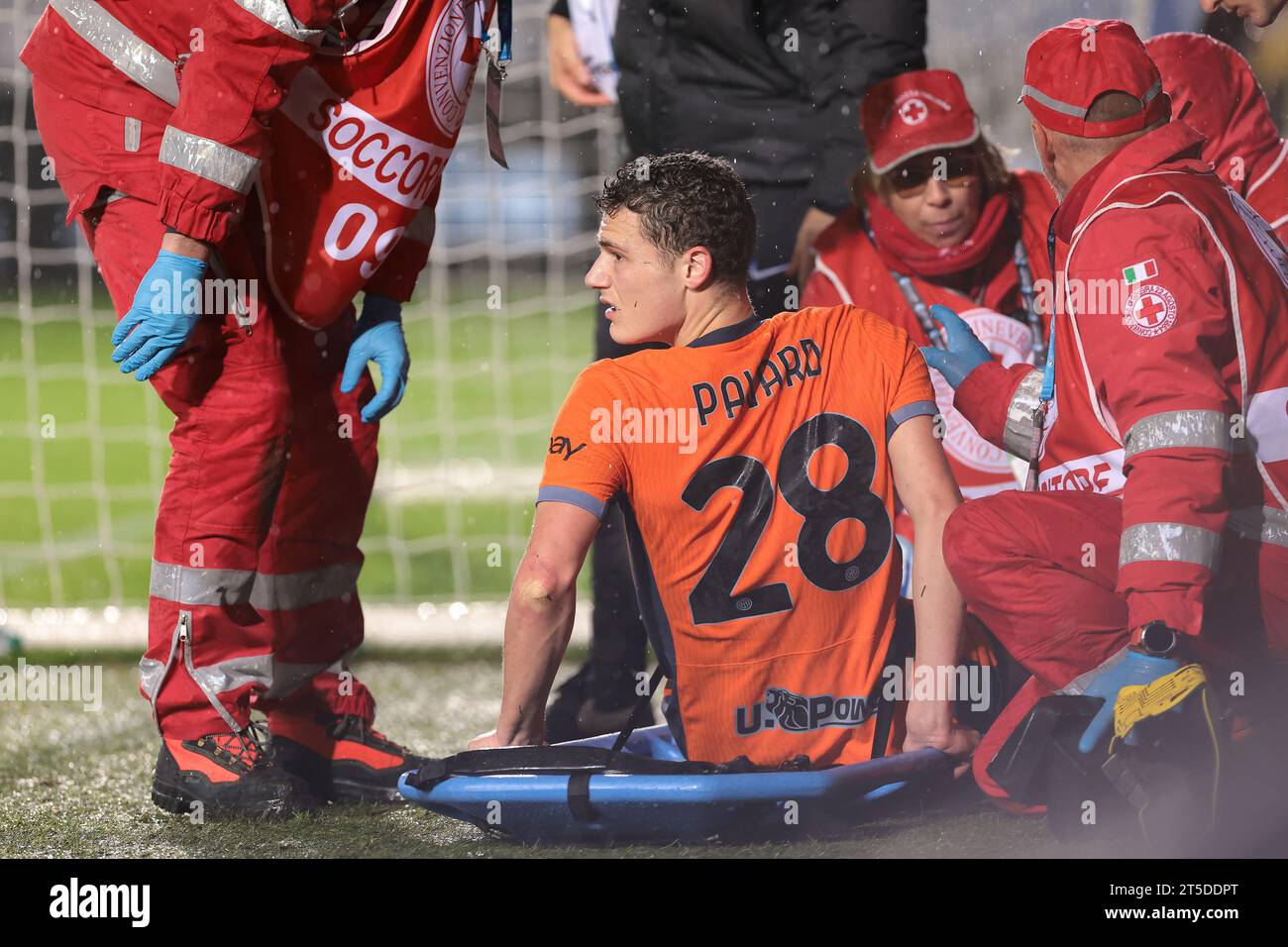 Bergamo, Italy. 4th Nov, 2023. Benjamin Pavard of FC Internazionale looks on from a stretcher after dislocating his patella during the Serie A match at Gewiss Stadium, Bergamo. Picture credit should read: Jonathan Moscrop/Sportimage Credit: Sportimage Ltd/Alamy Live News Stock Photo