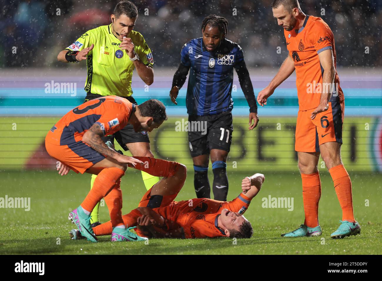 Bergamo, Italy. 4th Nov, 2023. The Referee Simone Souza looks on along with Hakan Calhanoglu and Stefan de Vrij of FC Internazionale and Ademola Lookman of Atalanta as Benjamin Pavard of FC Internazionale rolls around in agony after dislocating his patella during the Serie A match at Gewiss Stadium, Bergamo. Picture credit should read: Jonathan Moscrop/Sportimage Credit: Sportimage Ltd/Alamy Live News Stock Photo
