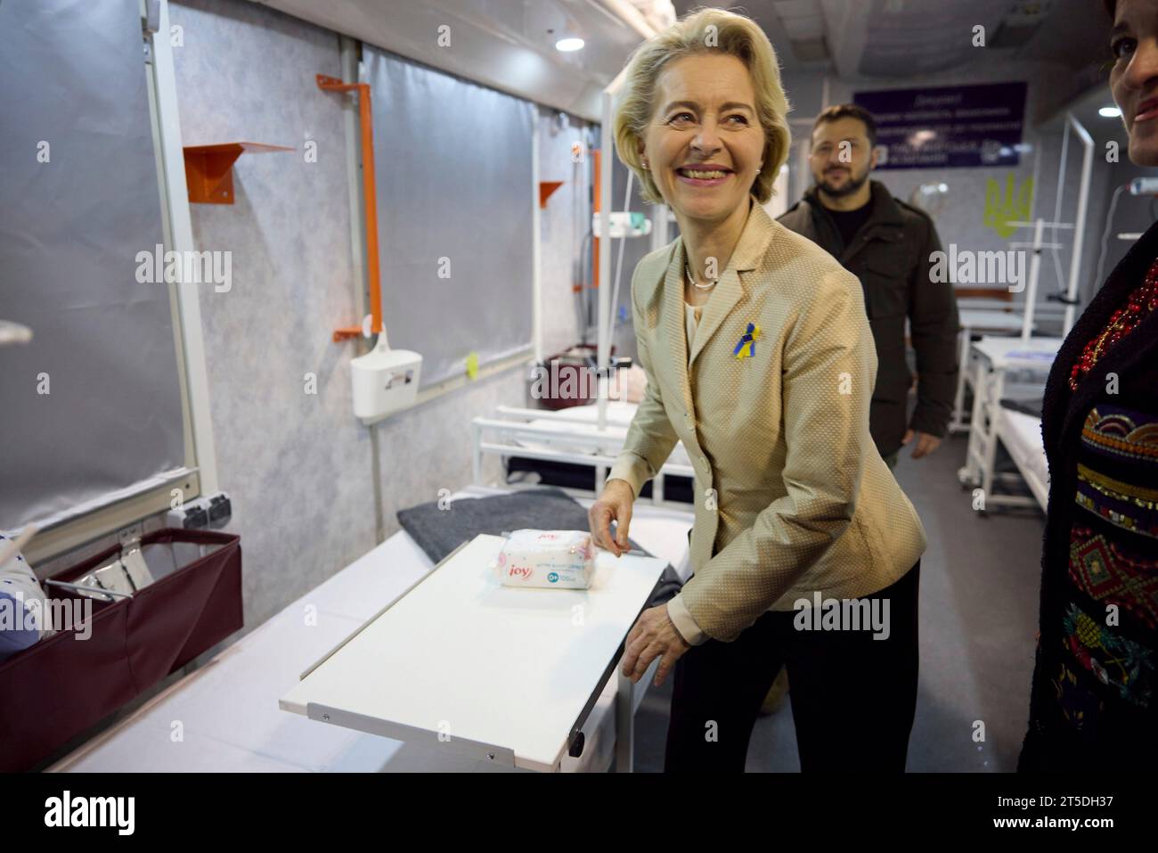 Kyiv, Ukraine. 04th Nov, 2023. European Commission President Ursula von der Leyen listens during a tour of a special medical train used for evacuating wounded civilians with Ukrainian President Volodymyr Zelenskyy, at the Central Railway Station, November 4, 2023 in Kyiv, Ukraine. Credit: Ukraine Presidency/Ukrainian Presidential Press Office/Alamy Live News Stock Photo