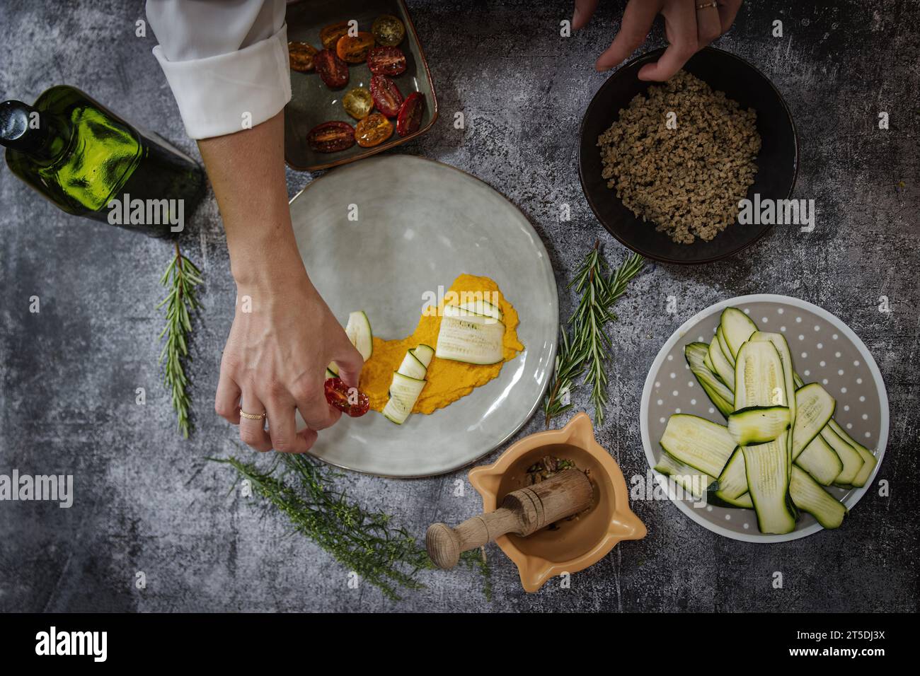 Préparation de plats végétariens, dressage, Stock Photo