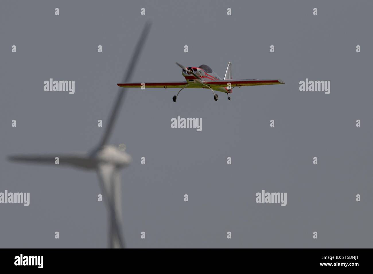vol d'avions radio commandés près des éoliennes Stock Photo