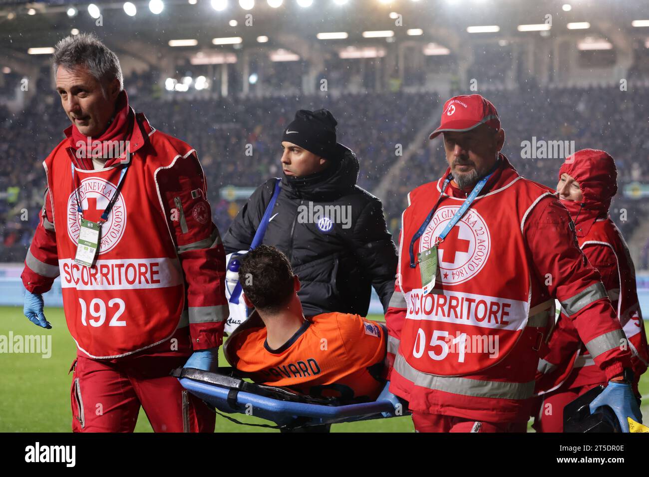 Bergamo, Italy. 4th Nov, 2023. Benjamin Pavard of FC Internazionale is carried away on a stretcher after dislocating his patella during the Serie A match at Gewiss Stadium, Bergamo. Picture credit should read: Jonathan Moscrop/Sportimage Credit: Sportimage Ltd/Alamy Live News Stock Photo