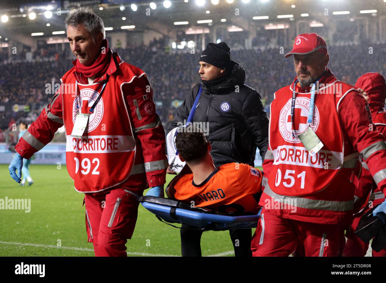 Bergamo, Italy. 4th Nov, 2023. Benjamin Pavard of FC Internazionale is carried away on a stretcher after dislocating his patella during the Serie A match at Gewiss Stadium, Bergamo. Picture credit should read: Jonathan Moscrop/Sportimage Credit: Sportimage Ltd/Alamy Live News Stock Photo