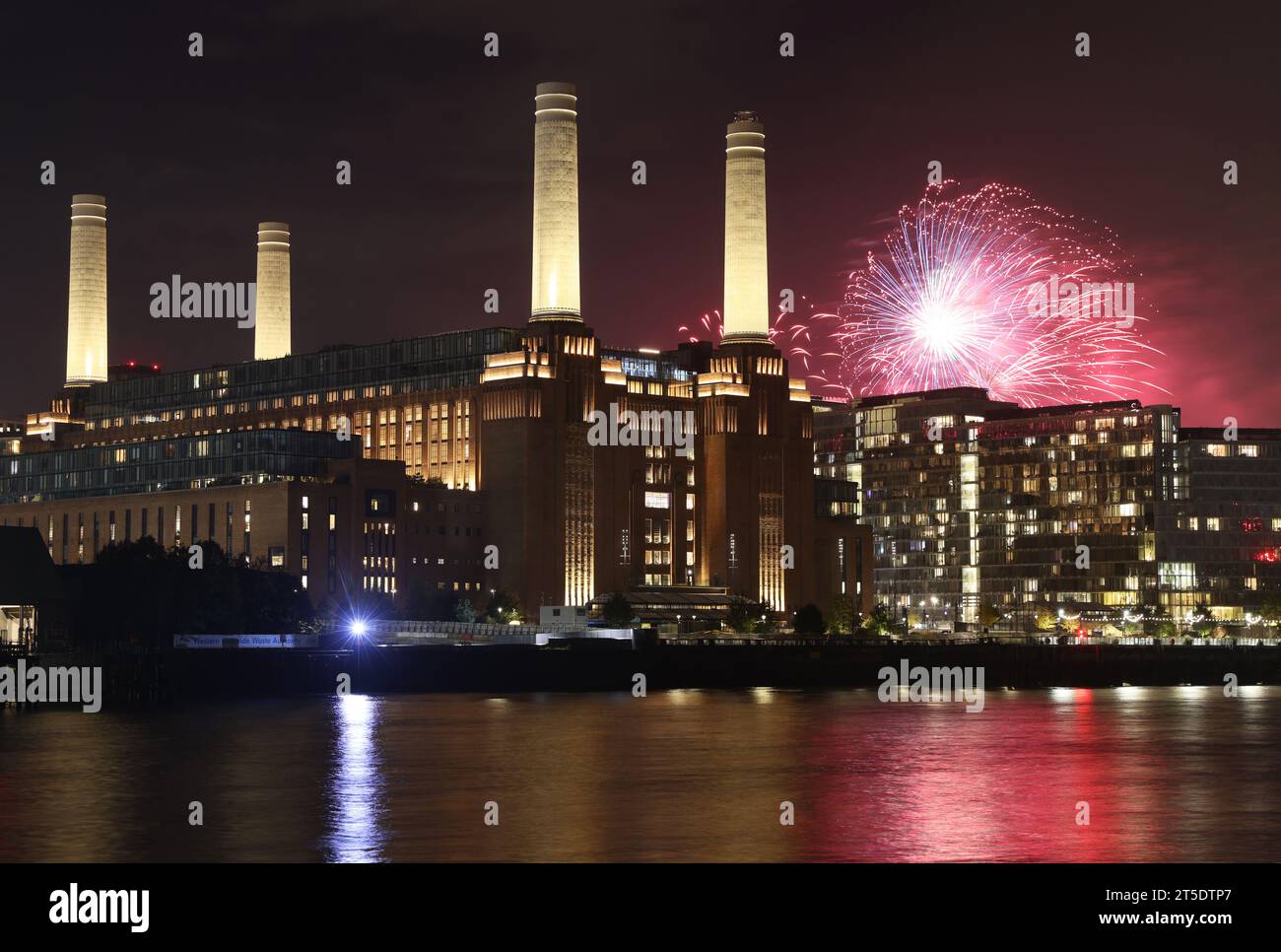 London, UK, 4th November 2023. The weather stayed dry if gusty, for south London's biggest firework display for Guy Fawkes, in Battersea Park, next to the iconic chimneys of the power station. Credit : Monica Wells/Alamy Live News Stock Photo