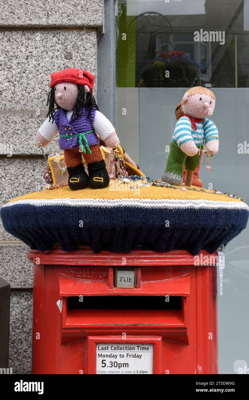 Knitted post box topper depicting pirate characters, Banchory, Aberdeenshire, Scotland, UK Stock Photo