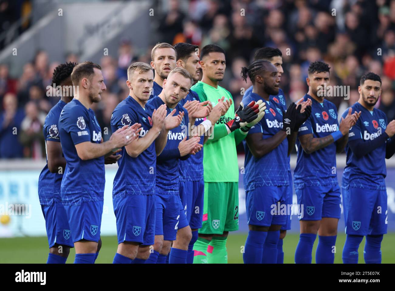 London, UK. 04th Nov, 2023. West Ham players applaud as the stadium has a minute's applause for the last home game before Remembrance Day at the Brentford v West Ham United EPL match, at The G-Tech Stadium, Brentford, London, UK on 4th November, 2023. Credit: Paul Marriott/Alamy Live News Stock Photo