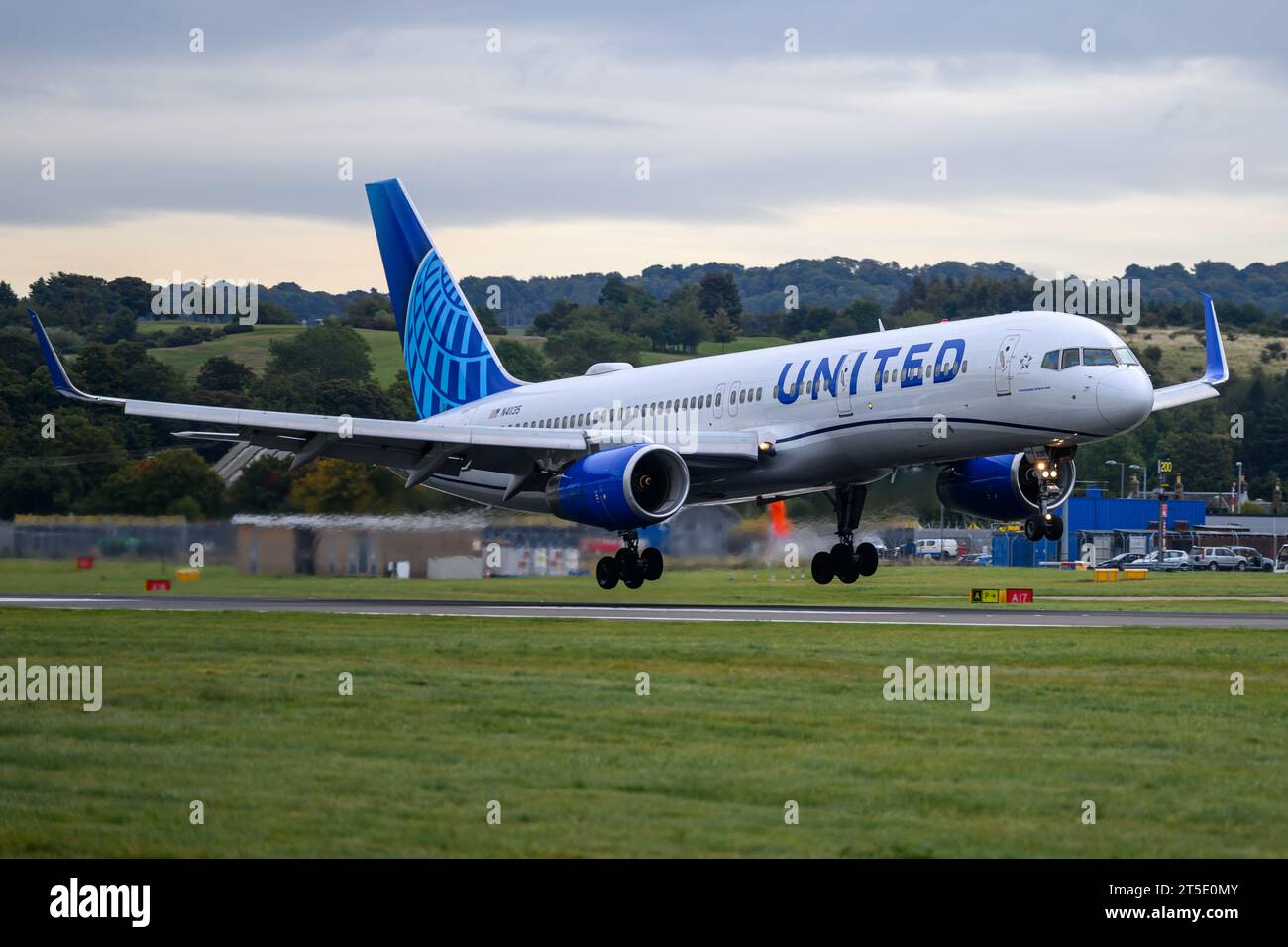 N41135 United Airlines Boeing 757-224 Passenger Jet Lands At Edinburgh Airport, Scotland, UK Stock Photo