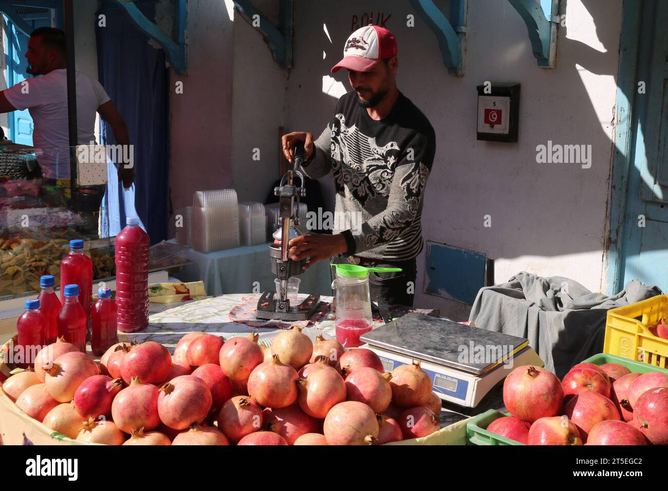 Tunis. 5th Nov, 2023. A vendor makes pomegranate juice at a pomegranate festival in Testour, Tunisia, Nov. 4, 2023. Credit: Xinhua/Alamy Live News Stock Photo