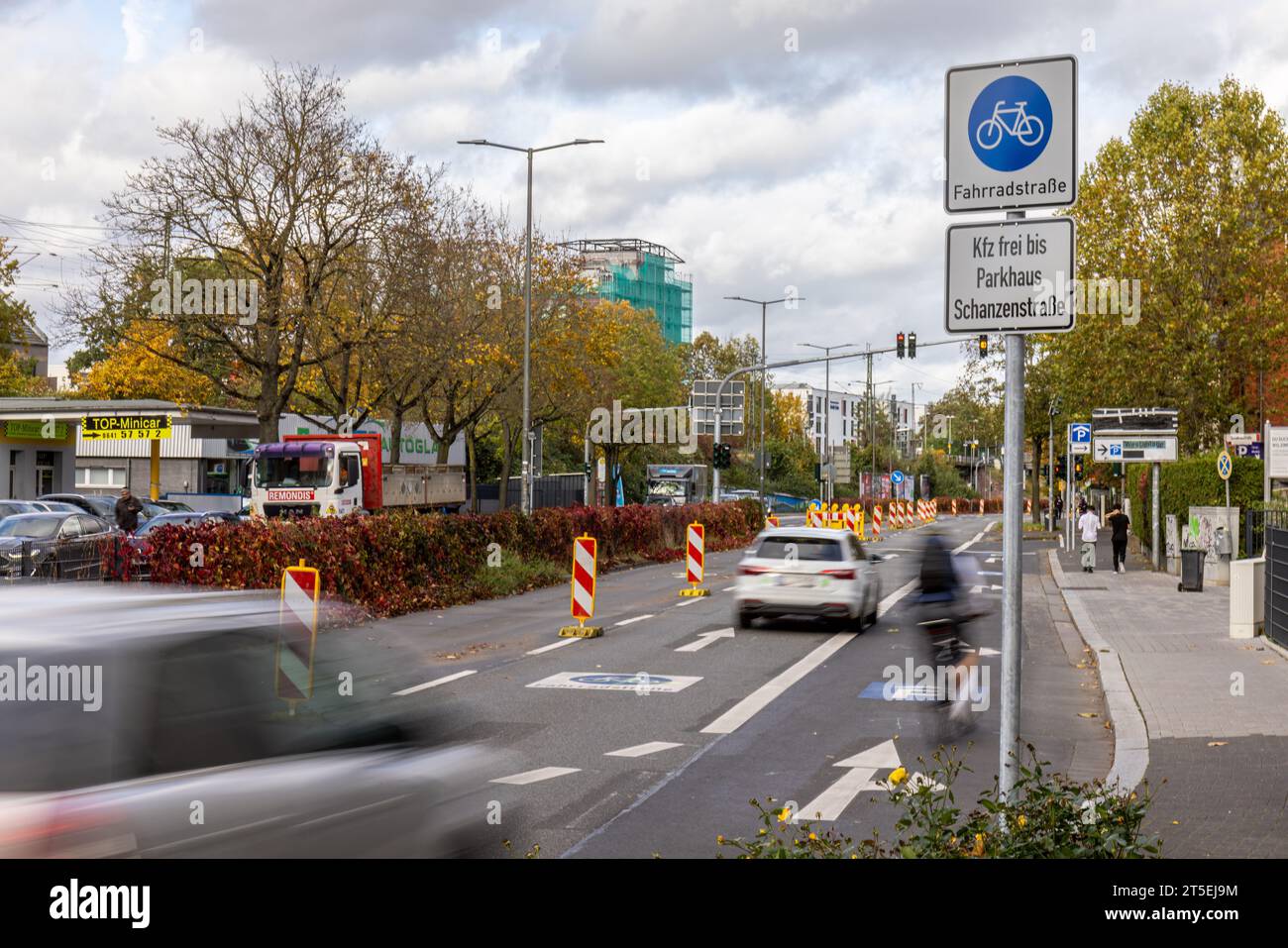 PRODUCTION 03 November 2023, Hesse, Gießen While the signage for the cycle lane on the inner