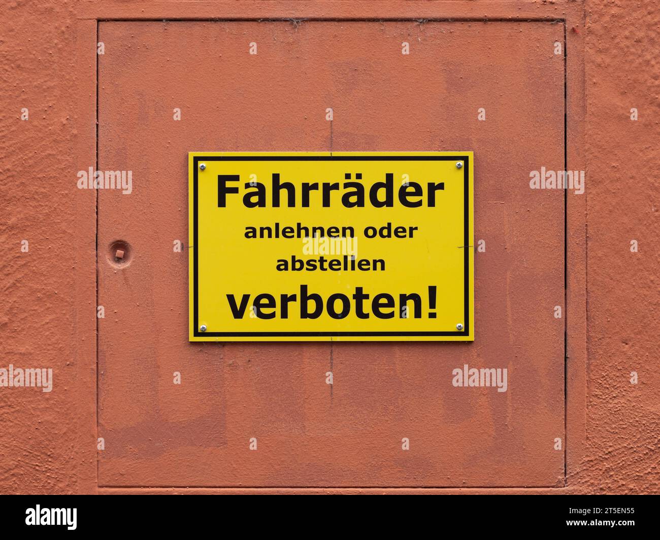 Fahrräder abstellen verboten (no bicycle parking) sign on an exterior