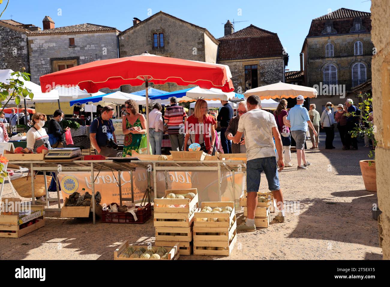 Market in the bastide town of Monpazier. Market day on the Place des Cornières (central square) of the bastide town of Monpazier in Périgord. The hist Stock Photo