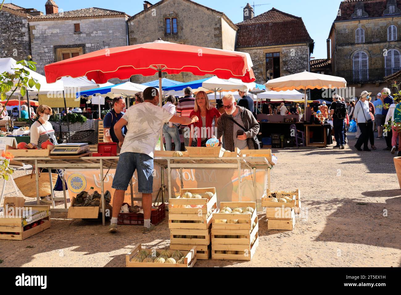 Market in the bastide town of Monpazier. Market day on the Place des Cornières (central square) of the bastide town of Monpazier in Périgord. The hist Stock Photo