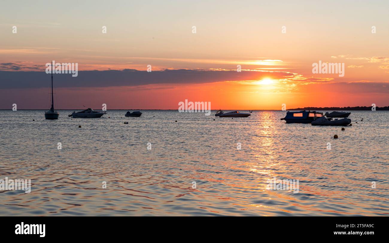 Stimmungsvoller Sonnenuntergang am Meer Ostseeküste Salzhaff Stock Photo