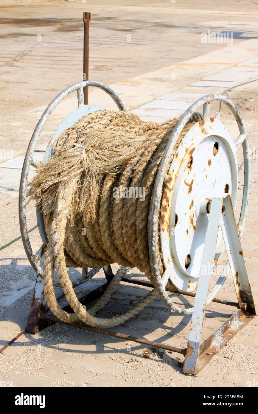 Rope winding hi-res stock photography and images - Alamy