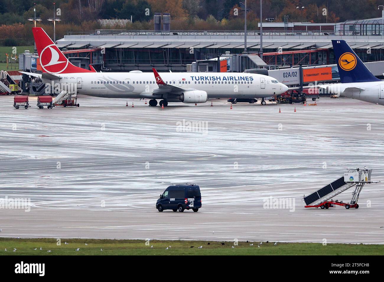 Hamburg, Germany. 05th Nov, 2023. A Turkish Airlines plane is parked on the apron of the closed Hamburg airport. Behind the plane is a car in which the suspected hostage-taker is said to be sitting with his child. An armed man is holding his four-year-old daughter at the airport. According to the police, the background to the attack is a custody dispute. Credit: Bodo Marks/dpa/Alamy Live News Stock Photo