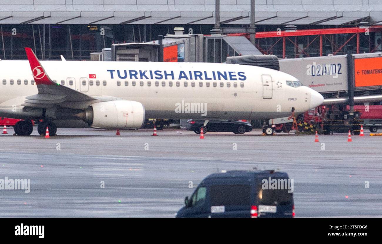 Hamburg, Germany. 05th Nov, 2023. A Turkish Airlines plane is parked on the apron of the closed Hamburg airport. Behind the plane is a car in which the suspected hostage-taker is said to be sitting with his child. An armed man is holding his four-year-old daughter at the airport. According to the police, the background to the attack is a custody dispute. Credit: Daniel Bockwoldt/dpa/Alamy Live News Stock Photo