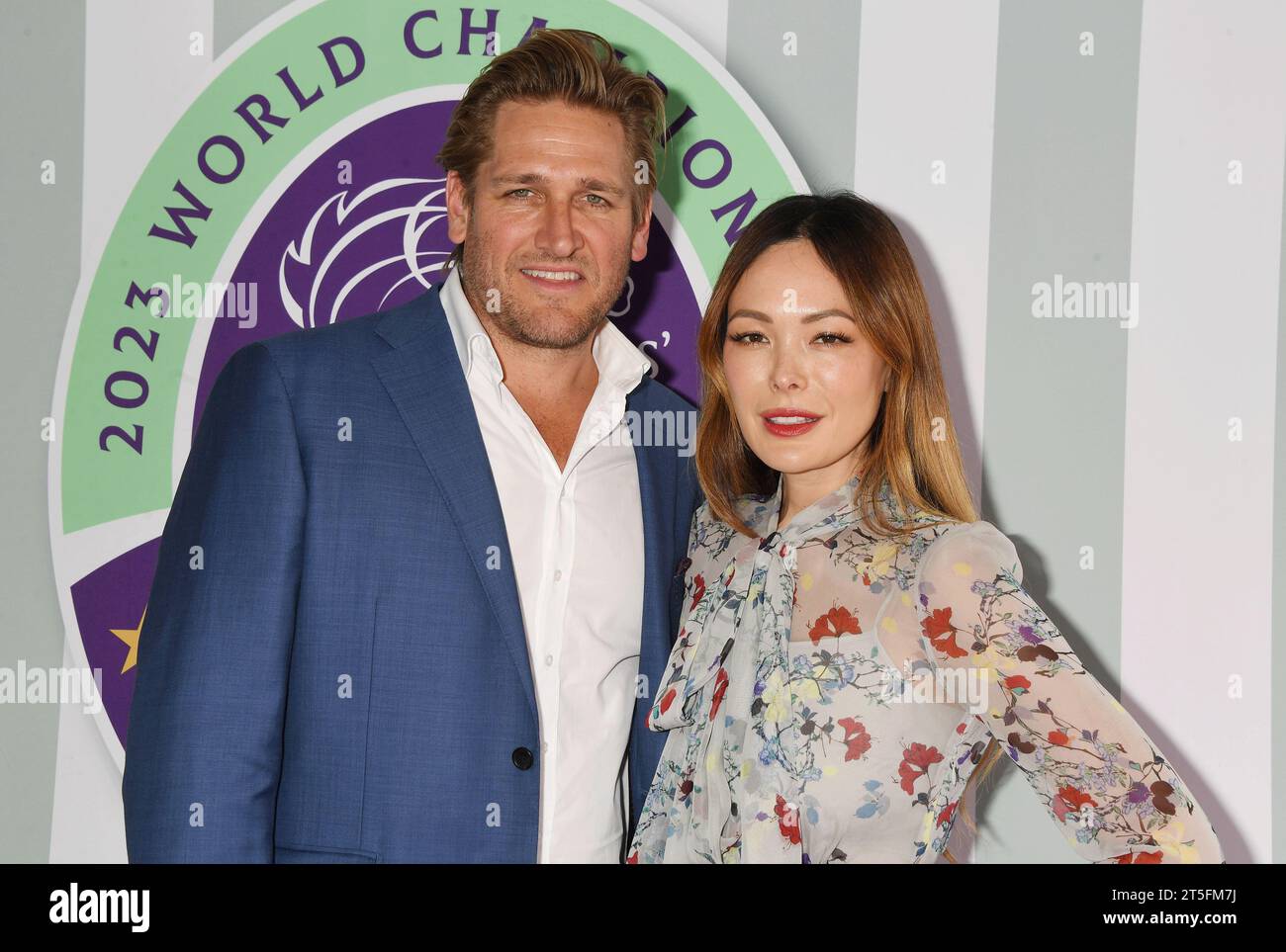 https://c8.alamy.com/comp/2T5FM7J/arcadia-california-november-04-l-r-curtis-stone-and-lindsay-price-attend-the-2023-breeders-cup-world-championships-at-santa-anita-park-on-novem-2T5FM7J.jpg