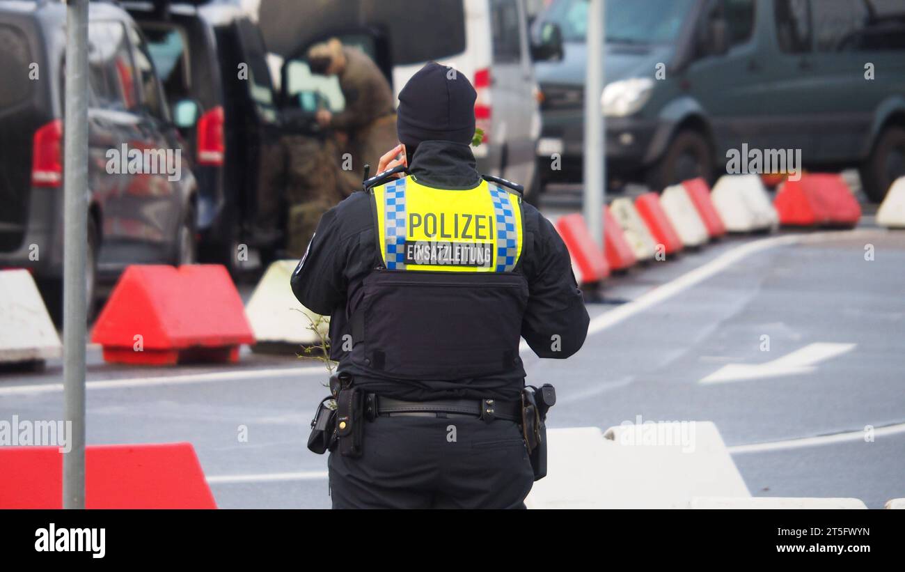 Heute Abend um kurz nach 20 Uhr hat ein Auto ein Tor zum Sicherheitsbereich des Hamburger Flughafens durchbrochen. In dem Auto sollen sich ein Mann und zwei Kinder befinden. Der Mann ist bewaffnet und hat die Waffe auch benutzt, bzw. Schüsse abgegeben. Die Schüsse gingen wohl in die Luft. Laut Bundespolizei soll es sich um eine Kindesentziehung handeln. Die Polizei Hamburg und die Bundespolizei sind mit einem Großaufgebot und Spezialkräften im Einsatz. Der Flughafen Hamburg ist zur Zeit gesperrt, die Terminals wurden evakuiert. Stand 22.37 Uhr Hamburg, der 04.11.2023 Auto rast durch Tor am Ham Stock Photo