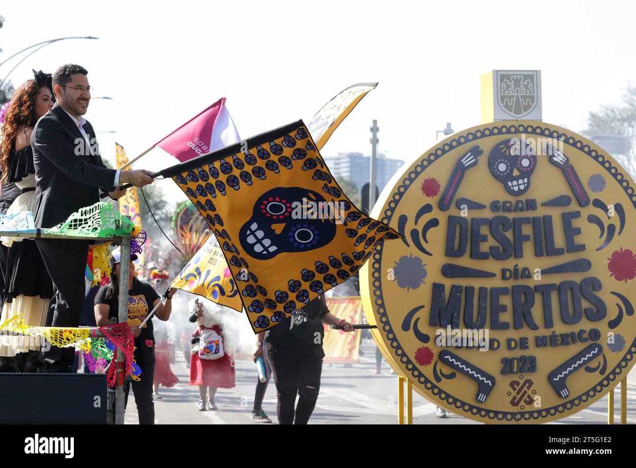 Mexico City, Mexico. 04th Nov, 2023. Interm head of the Federal District of Mexico City Marti Batres, left, signals the start of the annual Grand Procession parade, marking the final day of the Day of the Dead celebrations on Paseo de La Reforma, November 4, 2023 in Mexico City, Mexico. Credit: Ministry of Culture/Mexican Government/Alamy Live News Stock Photo