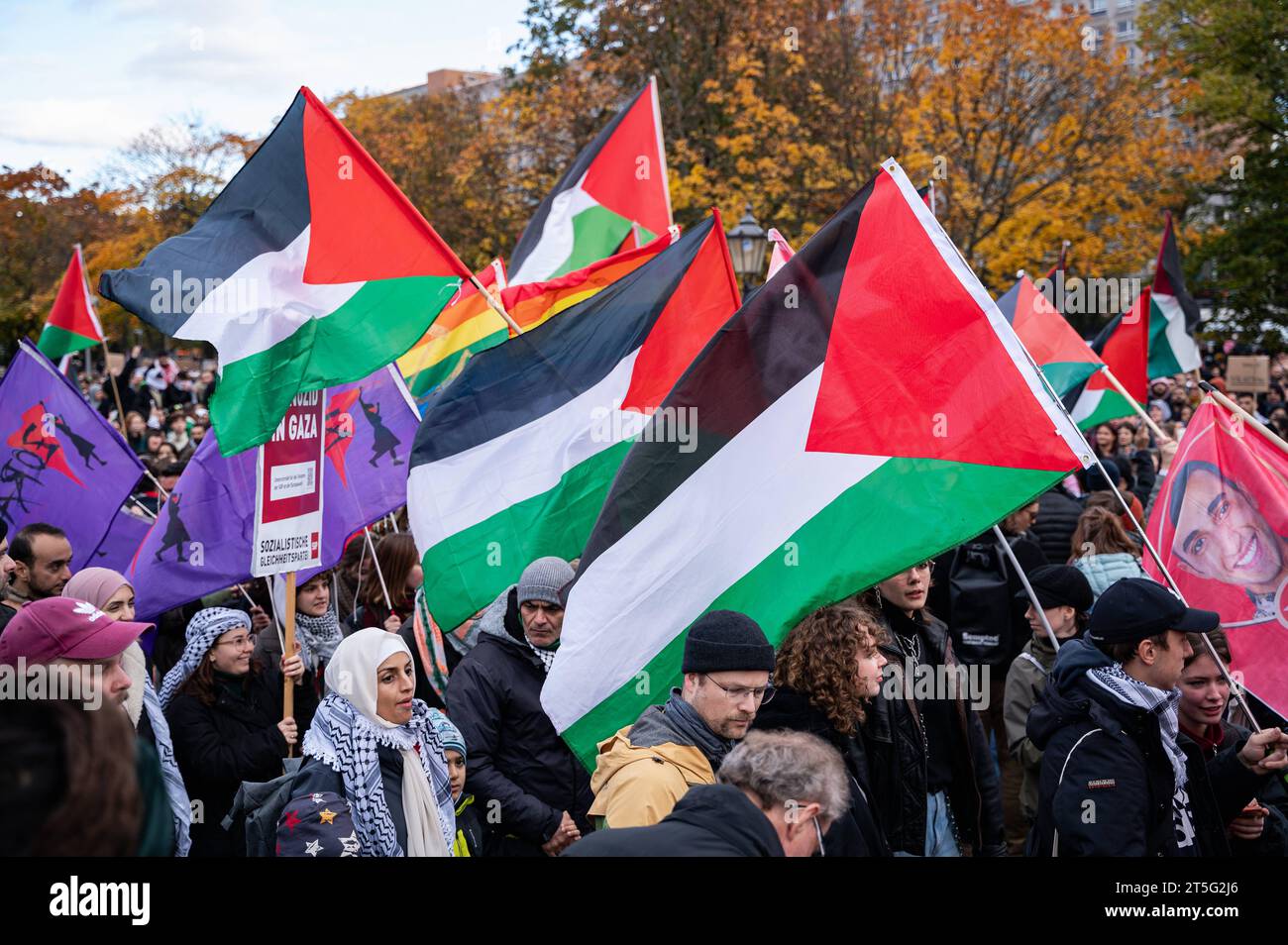 04.11.2023, Berlin, Deutschland, Europa - Ueber 8000 Teilnehmer bekunden ihre Solidaritaet und nehmen an einer Demonstration fuer Palaestina und gegen Israel unter dem Titel: Demokratische Grundrechte verteidigen: Meinungsfreiheit auch fuer Palaestineser:innen im Berliner Bezirk Mitte teil. Die Grosskundgebung fuehrt vom Neptunbrunnen gegenueber dem Roten Rathaus am Alexanderplatz bis zum Potsdamer Platz. *** 04 11 2023, Berlin, Germany, Europe Over 8000 participants show their solidarity and take part in a demonstration for Palestine and against Israel under the title Defend basic democratic Stock Photo