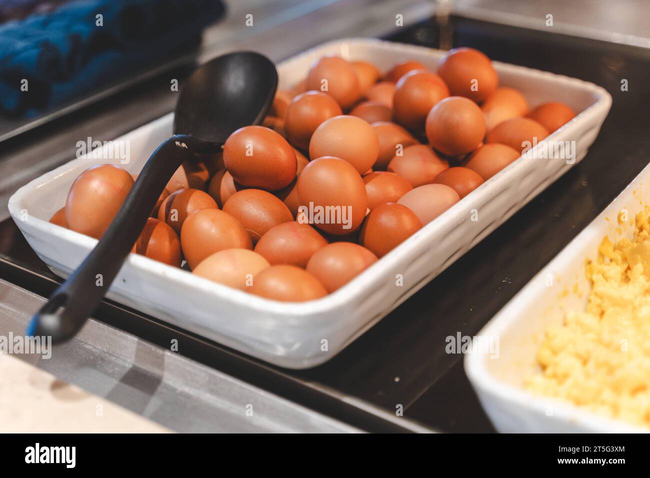 16 Juli 2023: gekochte Eier in einer Auflaufform an einem Buffet zum Frühstück *** boiled eggs in a casserole dish at a buffet for breakfast Credit: Imago/Alamy Live News Stock Photo