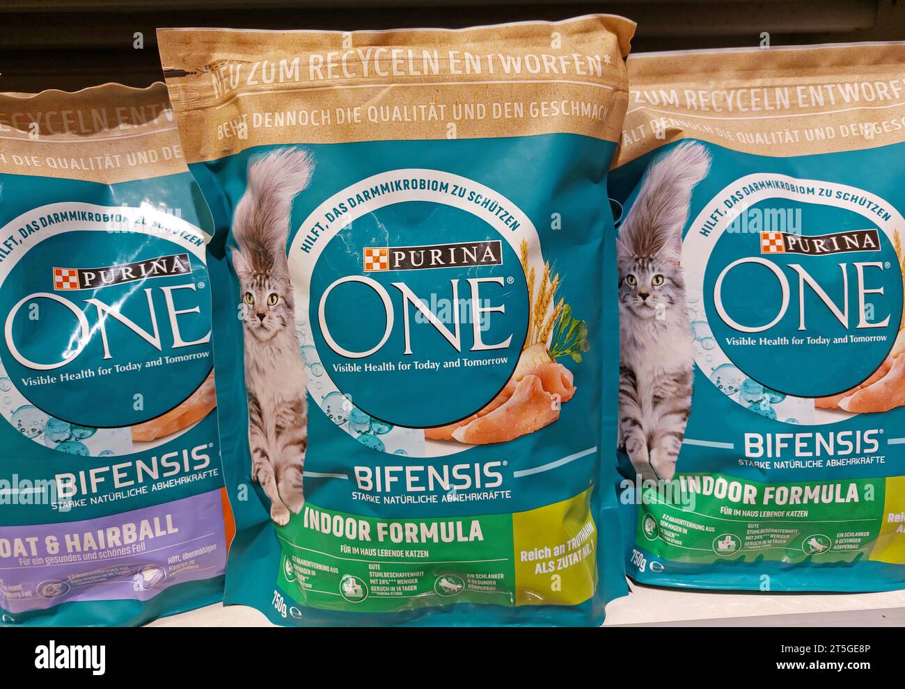 purina one dry cat food in a supermarket Stock Photo