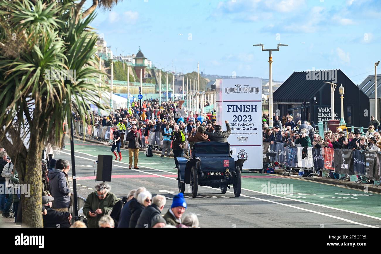 Brighton UK 5th November 2023 Crowds watch at the finish line in
