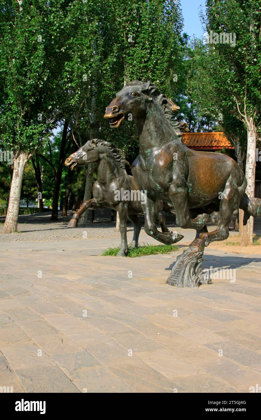 Running horse sculpture hi-res stock photography and images - Alamy