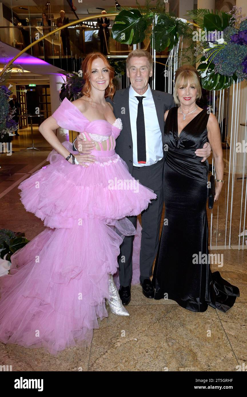Uli Stein mit Ehefrau Cornelia und Tochter Jennifer beim 41. Deutschen SportpresseBall 2023 in