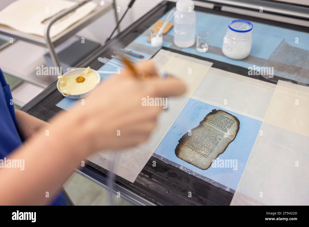 Papierwerkstatt der Klassik-Stiftung der Anna-Amalai-Bibliothek in Weimar, Thueringen. Foto vom 02.11.2023: Mit einem Airbrush-Verfahren wird die Mikrozellulose auf die beschaedigten Seiten aufgebracht In der Restaurierungswerkstatt werden mehr als 1, 5 Millionen Buchseiten und Tausende Dokumente restauriert. Viele von ihnen fielen dem Feuer der Bibliothek im Jahr 2004 zum Opfer. Siehe epd-Bericht vom 05.11.2023 EDITORIAL USE ONLY *** Paper workshop of the Classical Foundation of the Anna Amalai Library in Weimar, Thuringia Photo from 02 11 2023 The microcellulose is applied to the damaged pag Stock Photo