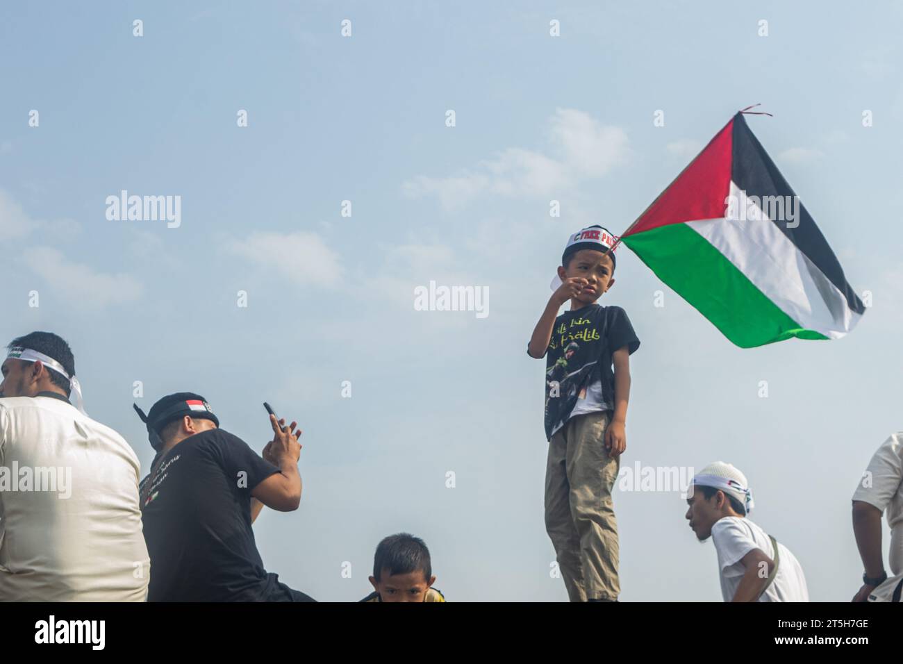 Jakarta, Indonesia. 05th Nov, 2023. Indonesians hold Palestinian flags as they gather for a pro-Palestinian demonstration at National Monument park in Jakarta, Indonesia on November 5, 2023. Thousands participants attend the demonstration to condemn against 'genocide' of Palestinian civilians by the government of Israel and express solidarity with the Palestinian people to encourage efforts to end the conflict between Palestine and Israel in order to create peace. (Photo by Muhammad Dafi Alfian/INA Photo Agency/Sipa USA) Credit: Sipa USA/Alamy Live News Stock Photo