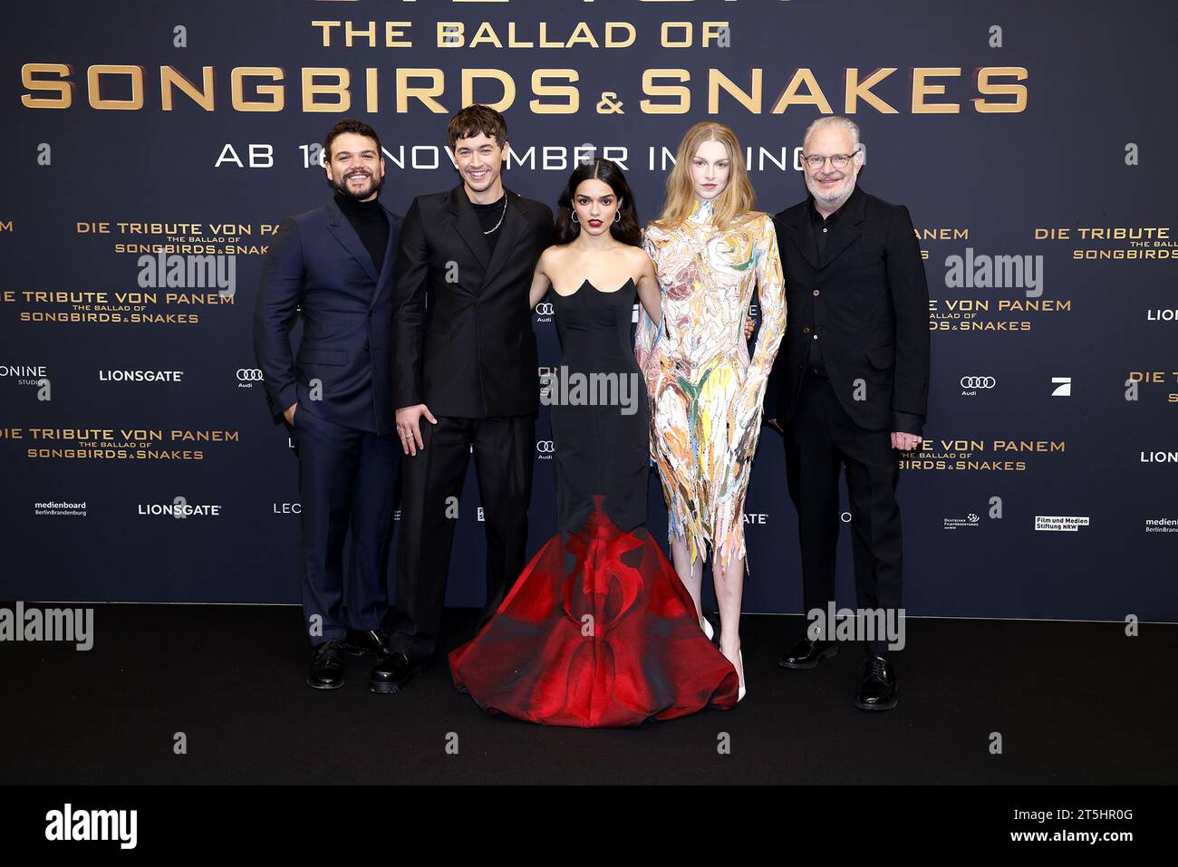 Josh Andres Rivera, Tom Blyth, Rachel Zegler, Hunter Schafer und der Regisseur Francis Lawrence