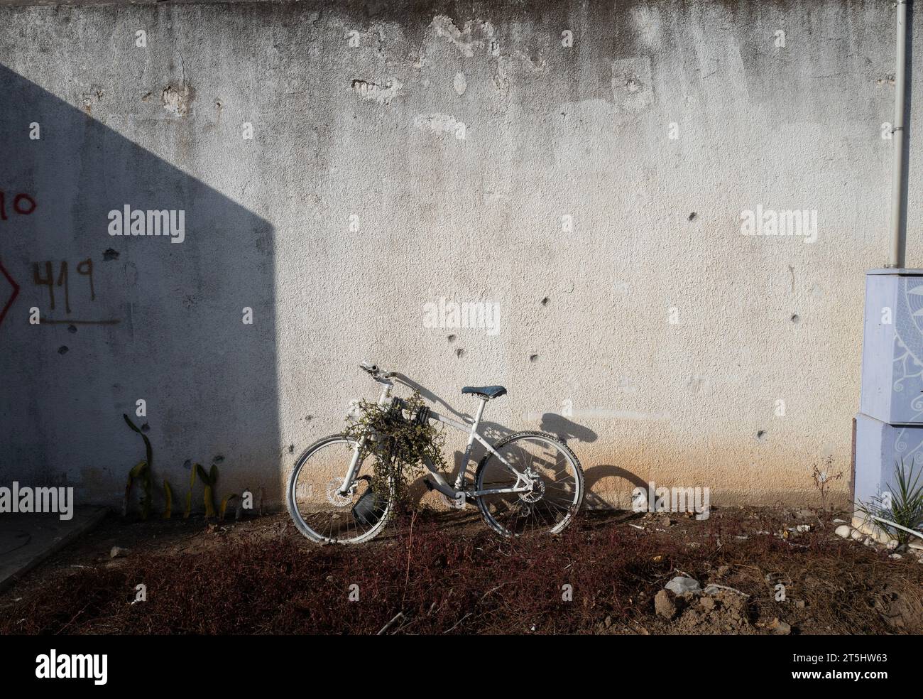 Kfar Azza, Israel. 05th Nov, 2023. An Israeli bicycle rests on a bullet-pocked wall at a Jewish home in the community of Kfar Azza on Sunday, November 5, 2023. This community is close to the border with the Gaza Strip and on October 7, 2023 the Hamas terrorists infiltrated here and killed some 59 Israelis. Photo by Jim Hollander/UPI Credit: UPI/Alamy Live News Stock Photo
