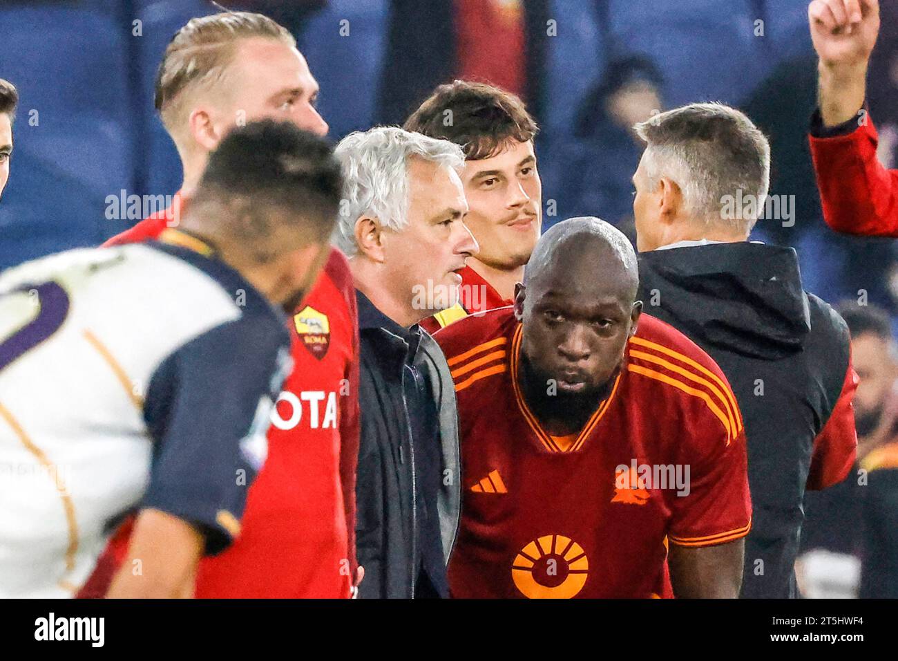 Rome, Italy. 05th Nov, 2023. JoseÕ Mourinho, center, head coach of AS Roma, congratulates with his player Romelu Lukaku, right, at the end of the Italian Serie A championship football match between Roma and Lecce at the Olympic Stadium, Rome, Italy, 5 Novemober, 2023. Roma defeated Lecce 2-1. Credit: Riccardo De Luca - Update Images/Alamy Live News Stock Photo