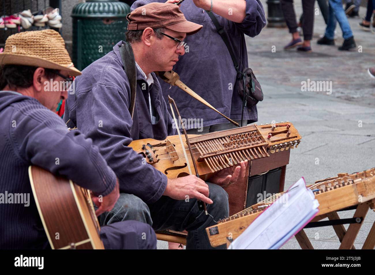 Medieval music musicians hi-res stock photography and images 