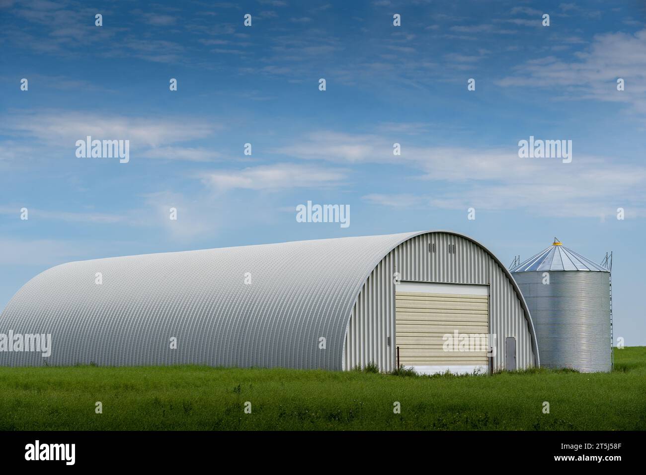 A large farm building used for storing grain hi-res stock photography ...