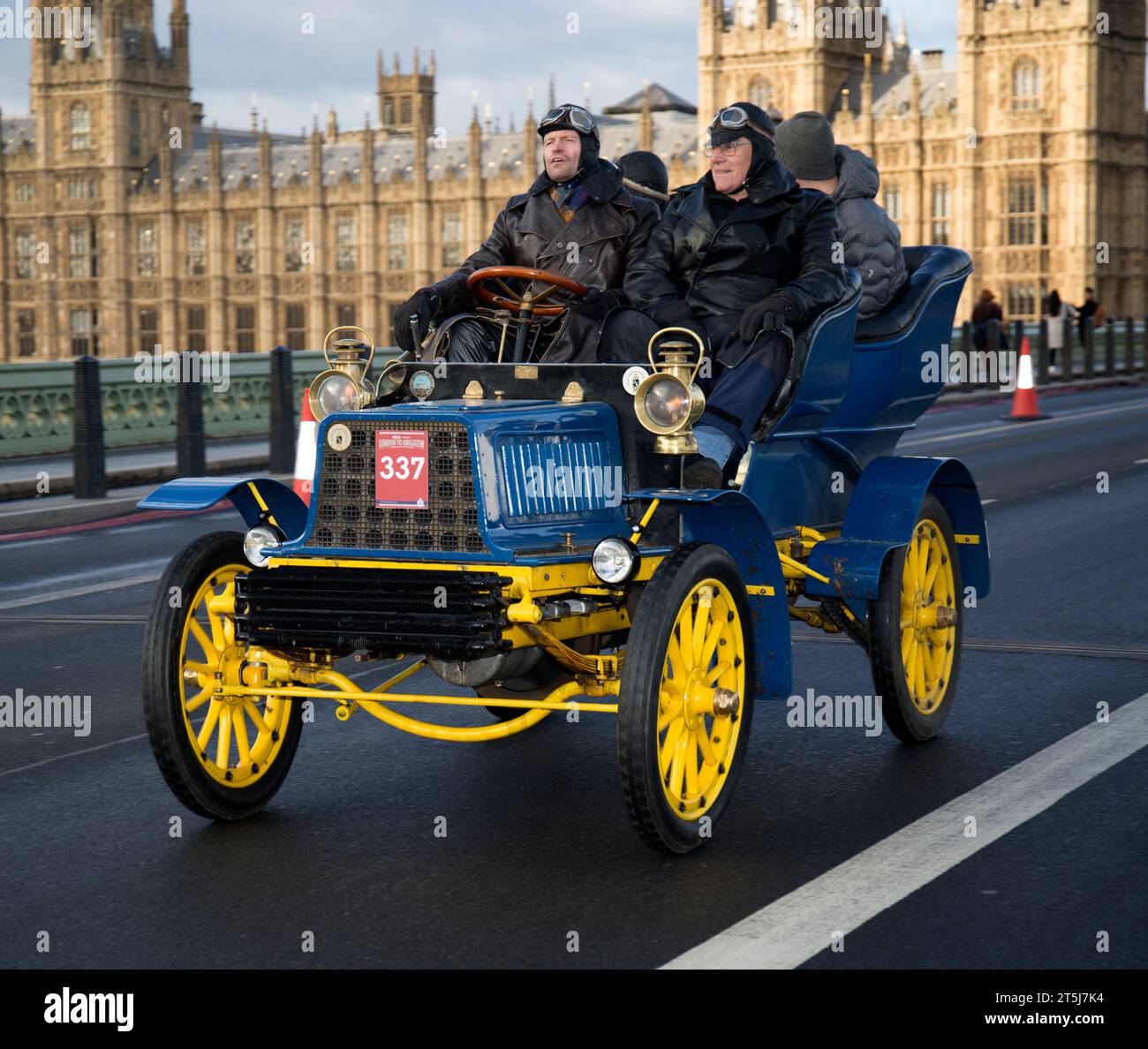 Entrant 337 Blue 1904 Pope-Toledo on Westminster Bridge London To Brighton Veteran Car Run Stock Photo